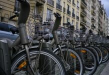 Vélib’ bike-sharing scheme loses users amid technical problems