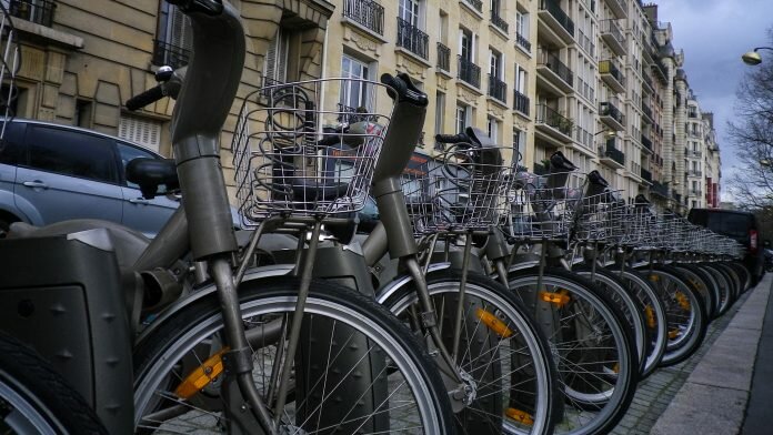 Vélib’ bike-sharing scheme loses users amid technical problems